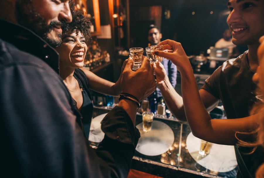 Un grupo de personas brindando con alcohol